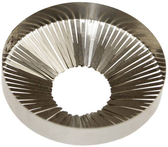 Disque métallique avec des rainures radiales vers l'intérieur, qui ressemble à un design en spirale. Probablement à des fins industrielles et fonctionnelles.