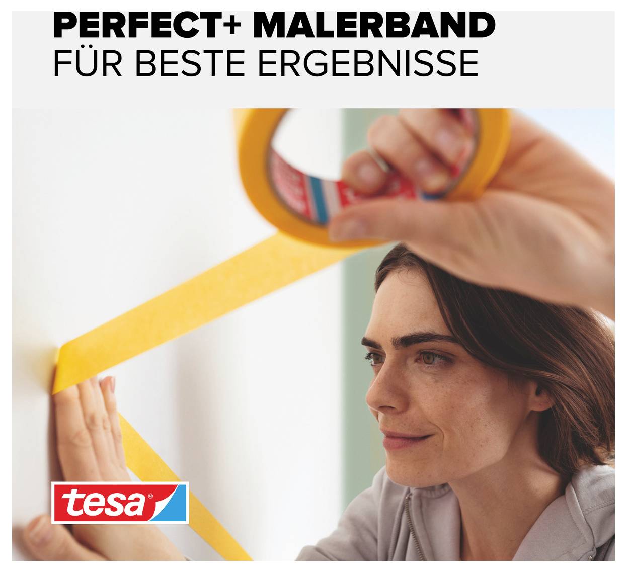 Une femme applique du ruban de masquage jaune sur un mur. En haut est inscrit 'Perfect+ Ruban de masquage pour des résultats optimaux'. En bas à gauche, le logo Tesa est visible.