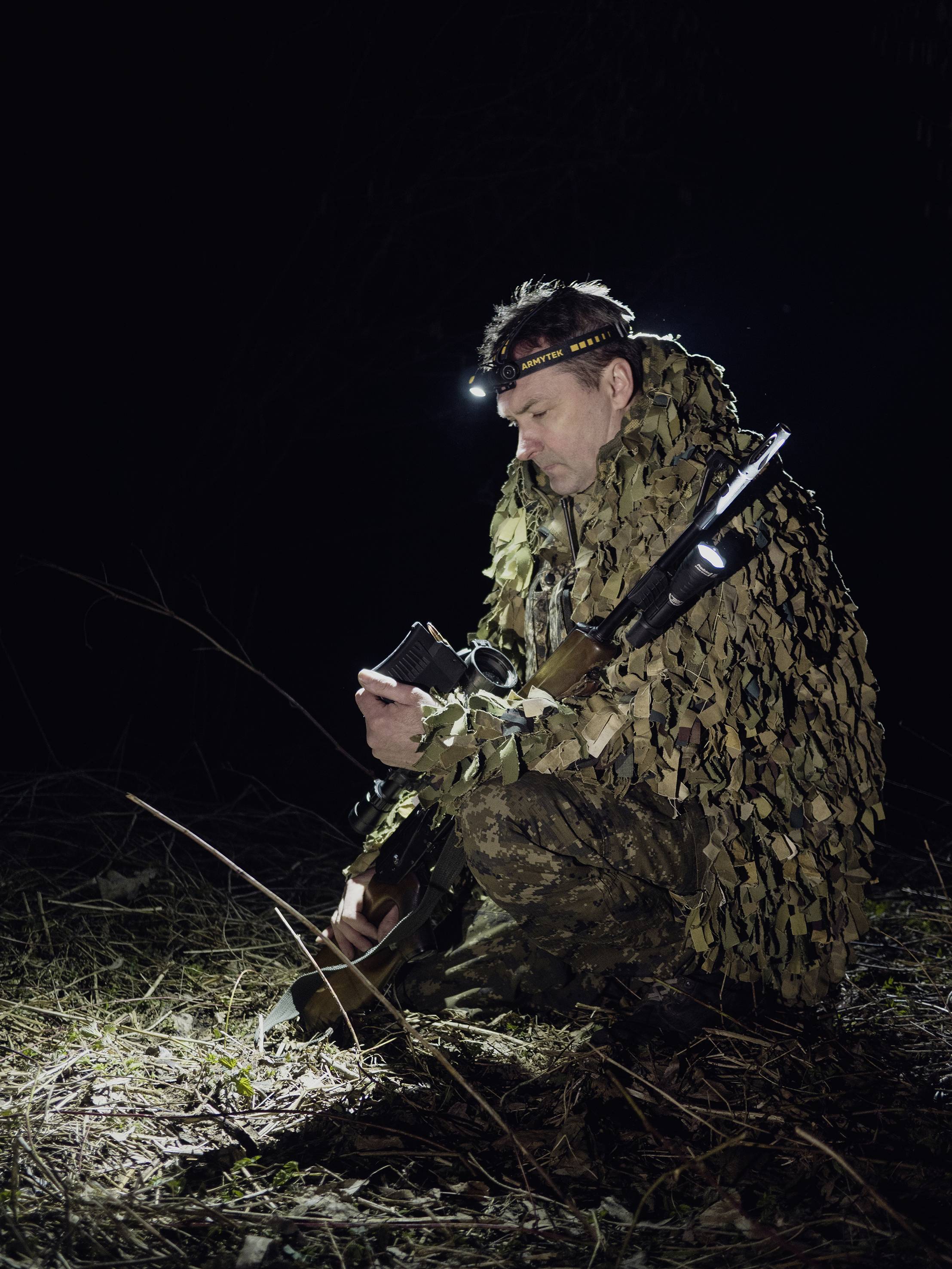 ArmyTek Wizard C2 Magnet White LED Lampe frontale avec support magnétique à batterie 1200 lm 4800 h 64 g