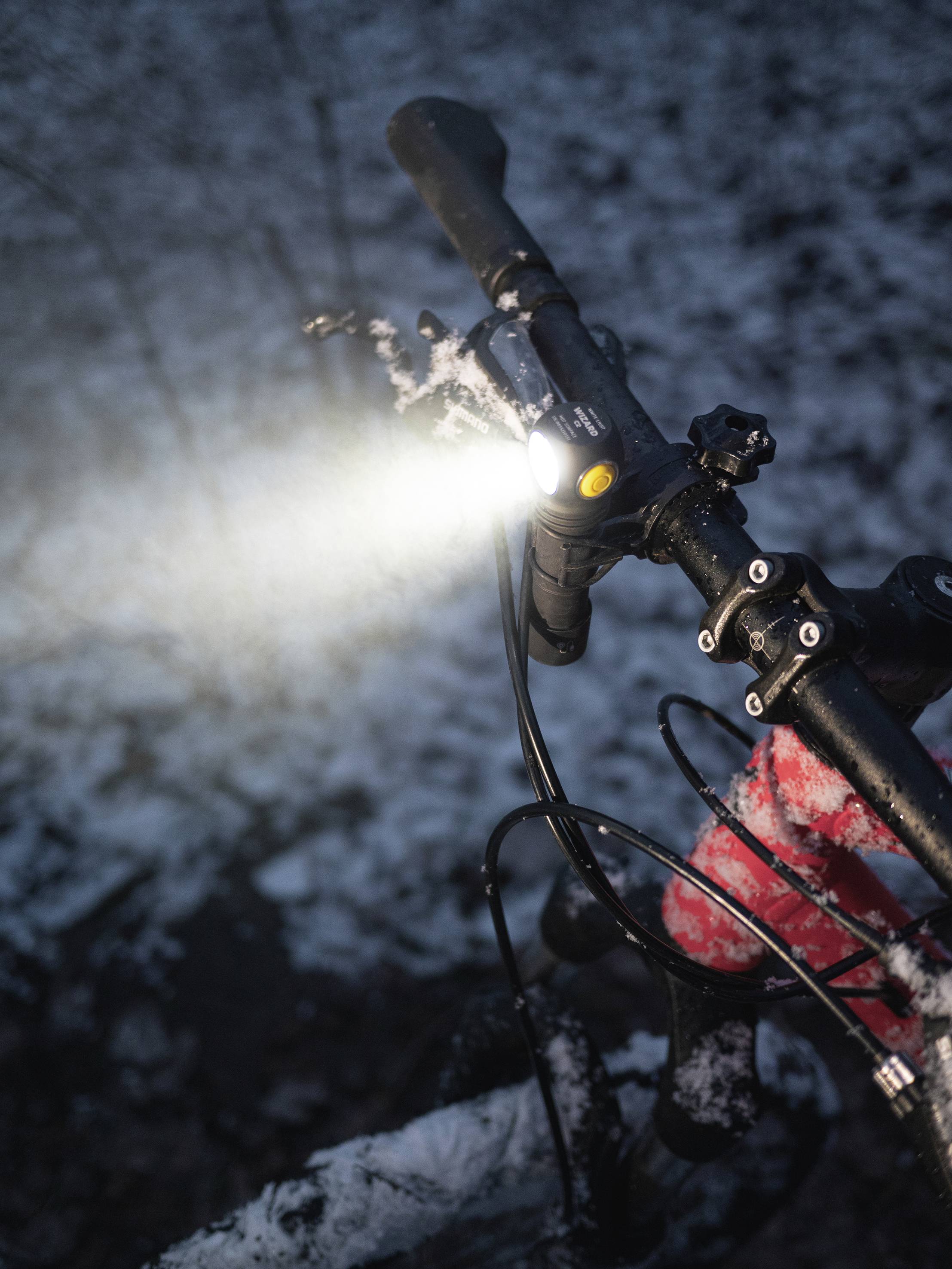 ArmyTek Wizard C2 Magnet White LED Lampe frontale avec support magnétique à batterie 1200 lm 4800 h 64 g