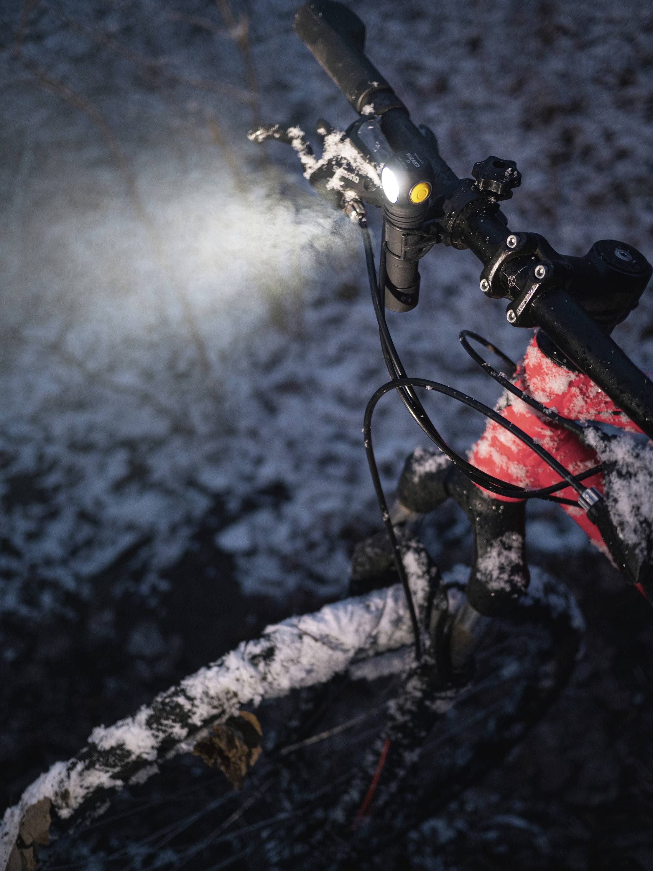 ArmyTek Wizard C2 Magnet White LED Lampe frontale avec support magnétique à batterie 1200 lm 4800 h 64 g