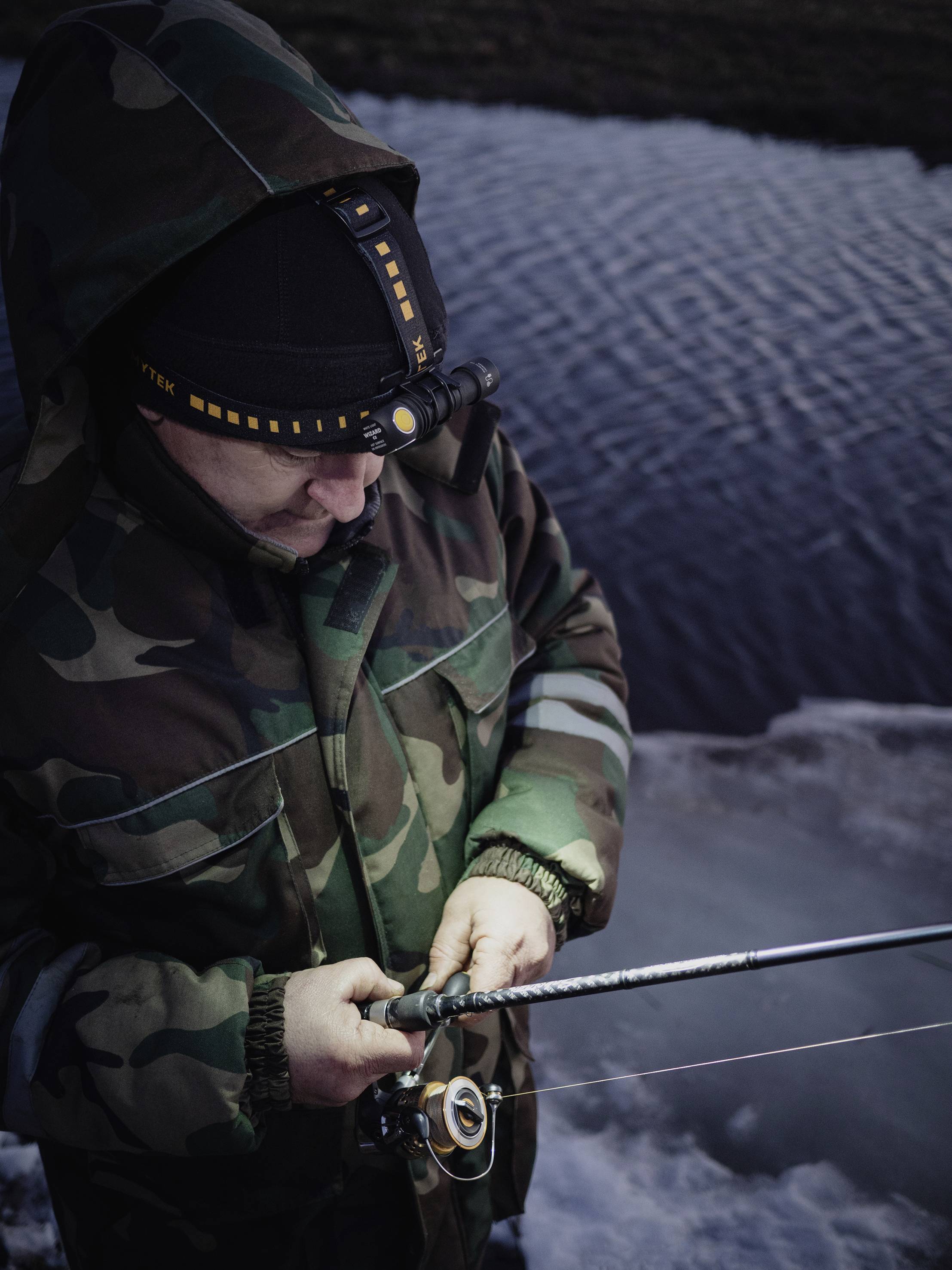 ArmyTek Wizard C2 Magnet White LED Lampe frontale avec support magnétique à batterie 1200 lm 4800 h 64 g