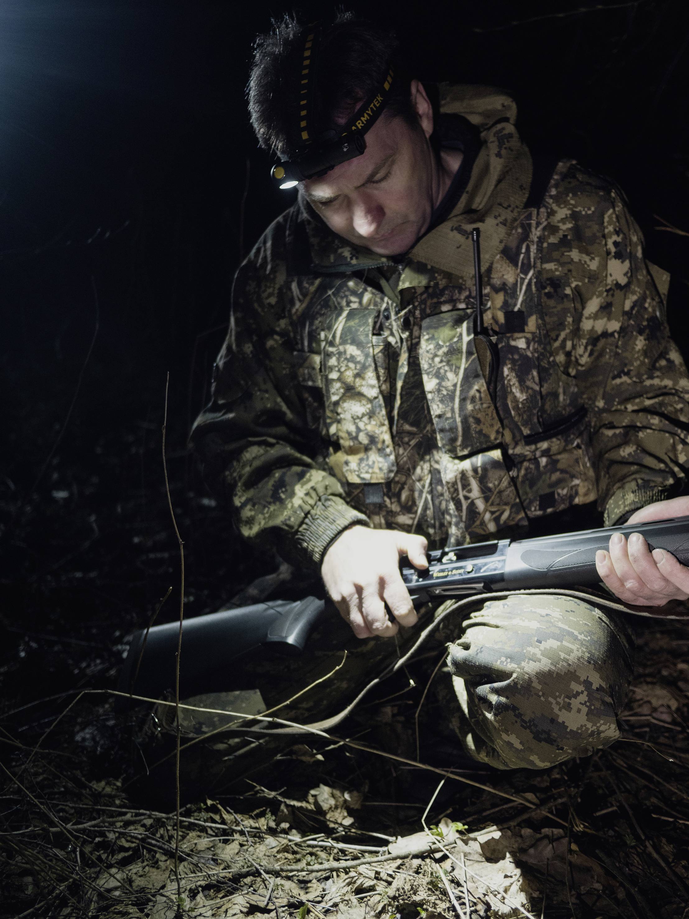 ArmyTek Wizard C2 Magnet White LED Lampe frontale avec support magnétique à batterie 1200 lm 4800 h 64 g