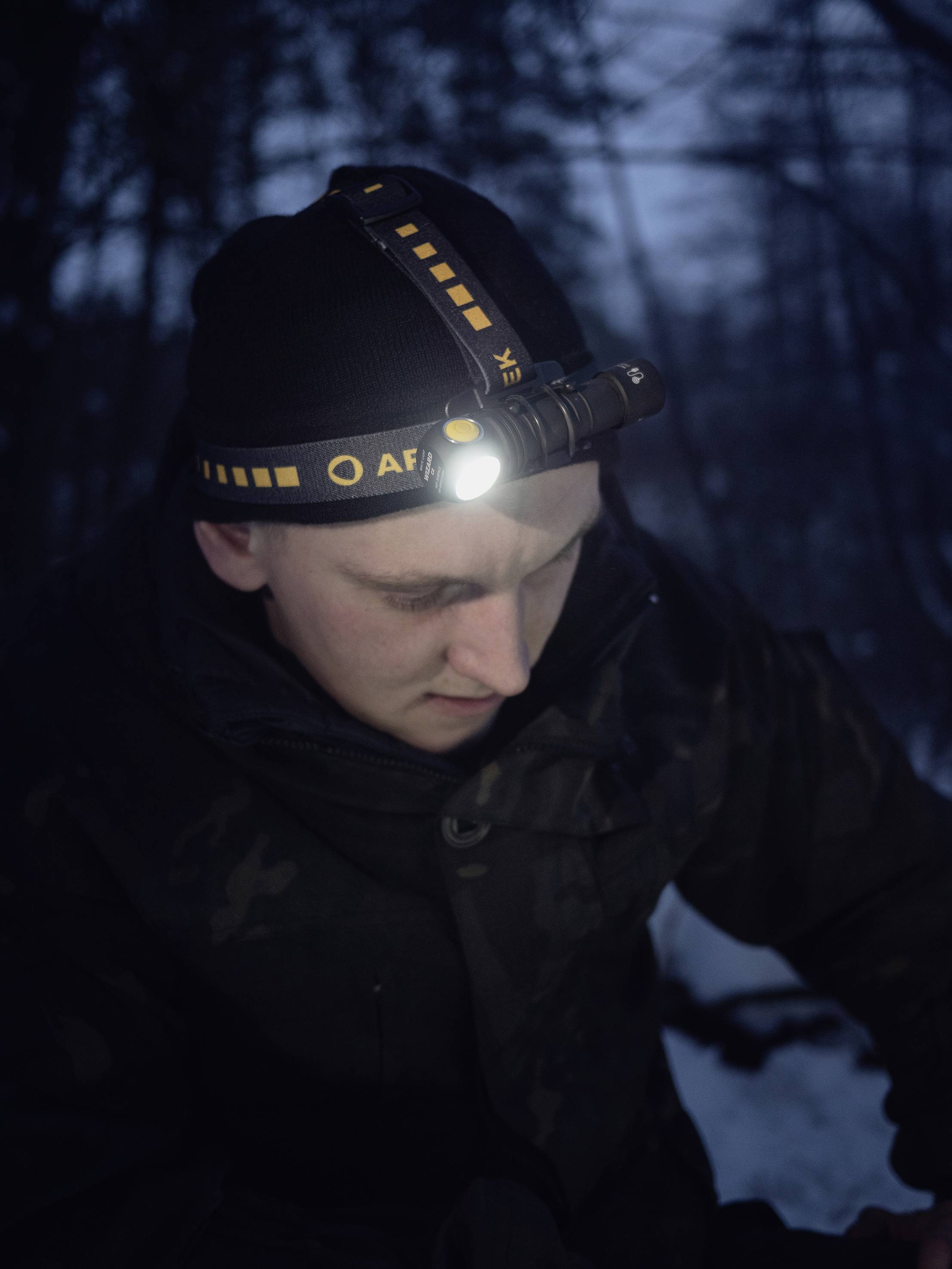 ArmyTek Wizard C2 Magnet White LED Lampe frontale avec support magnétique à batterie 1200 lm 4800 h 64 g