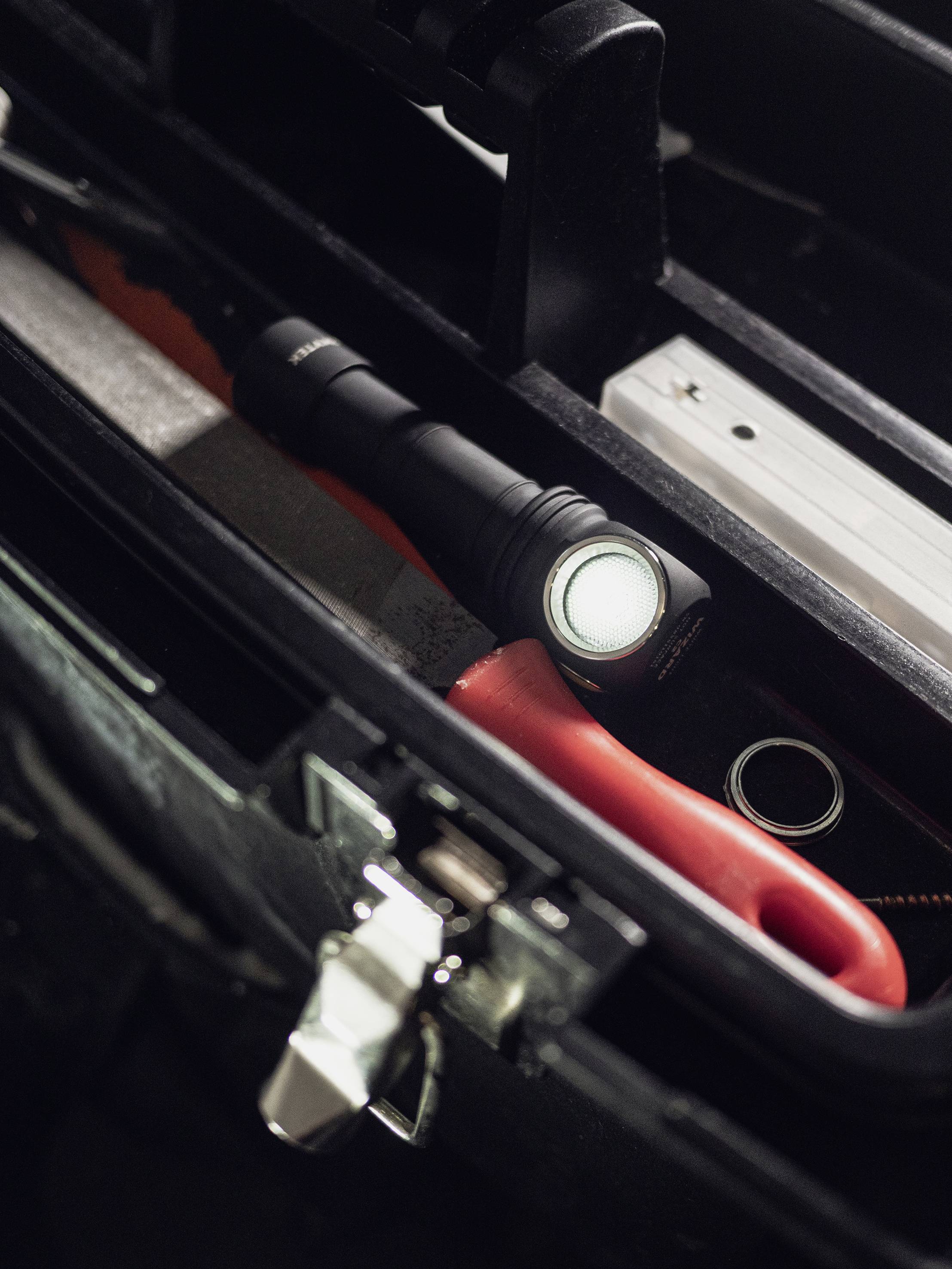 ArmyTek Wizard C2 Magnet White LED Lampe frontale avec support magnétique à batterie 1200 lm 4800 h 64 g