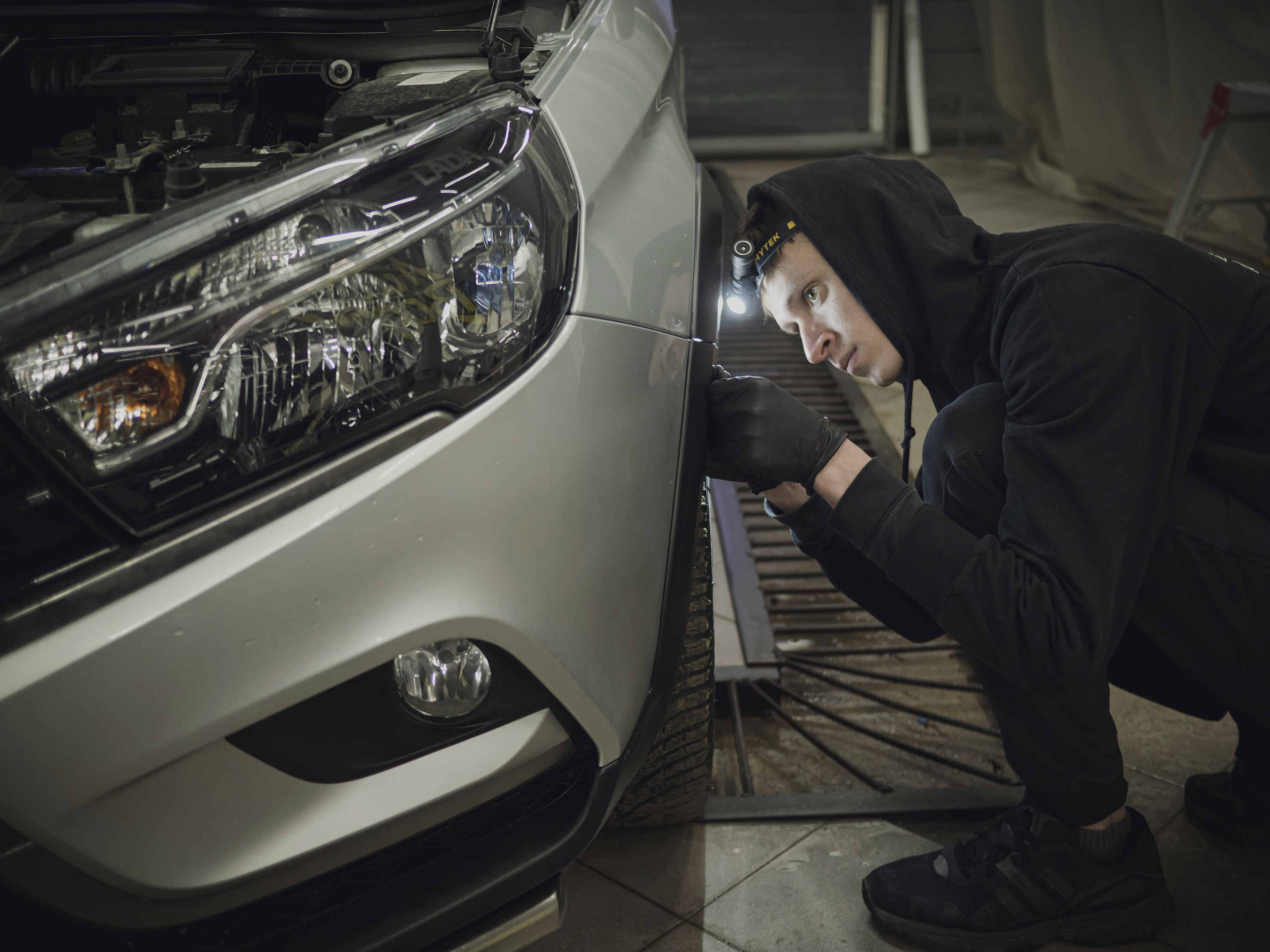 ArmyTek Wizard C2 Magnet White LED Lampe frontale avec support magnétique à batterie 1200 lm 4800 h 64 g