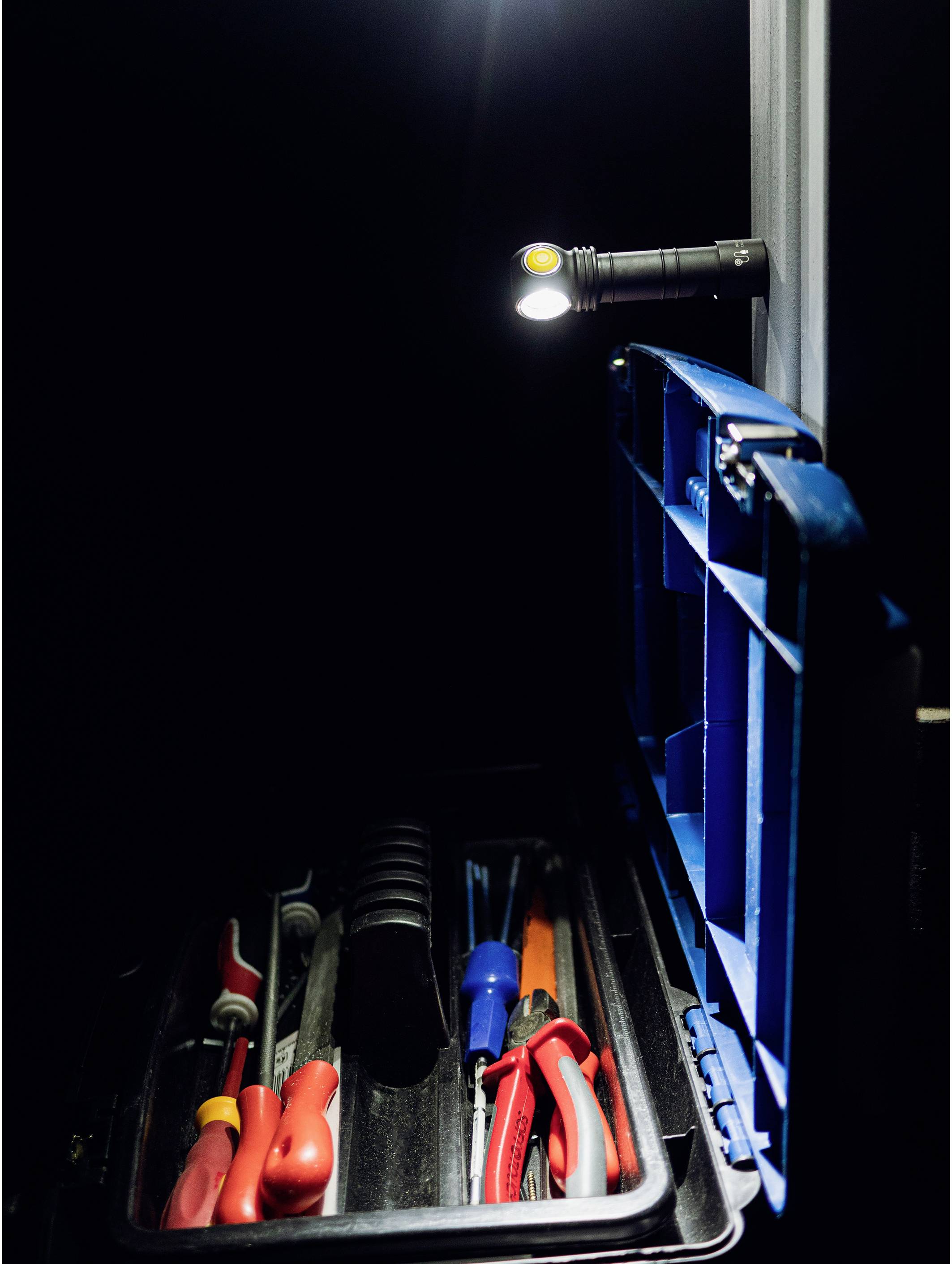 ArmyTek Wizard C2 Magnet White LED Lampe frontale avec support magnétique à batterie 1200 lm 4800 h 64 g