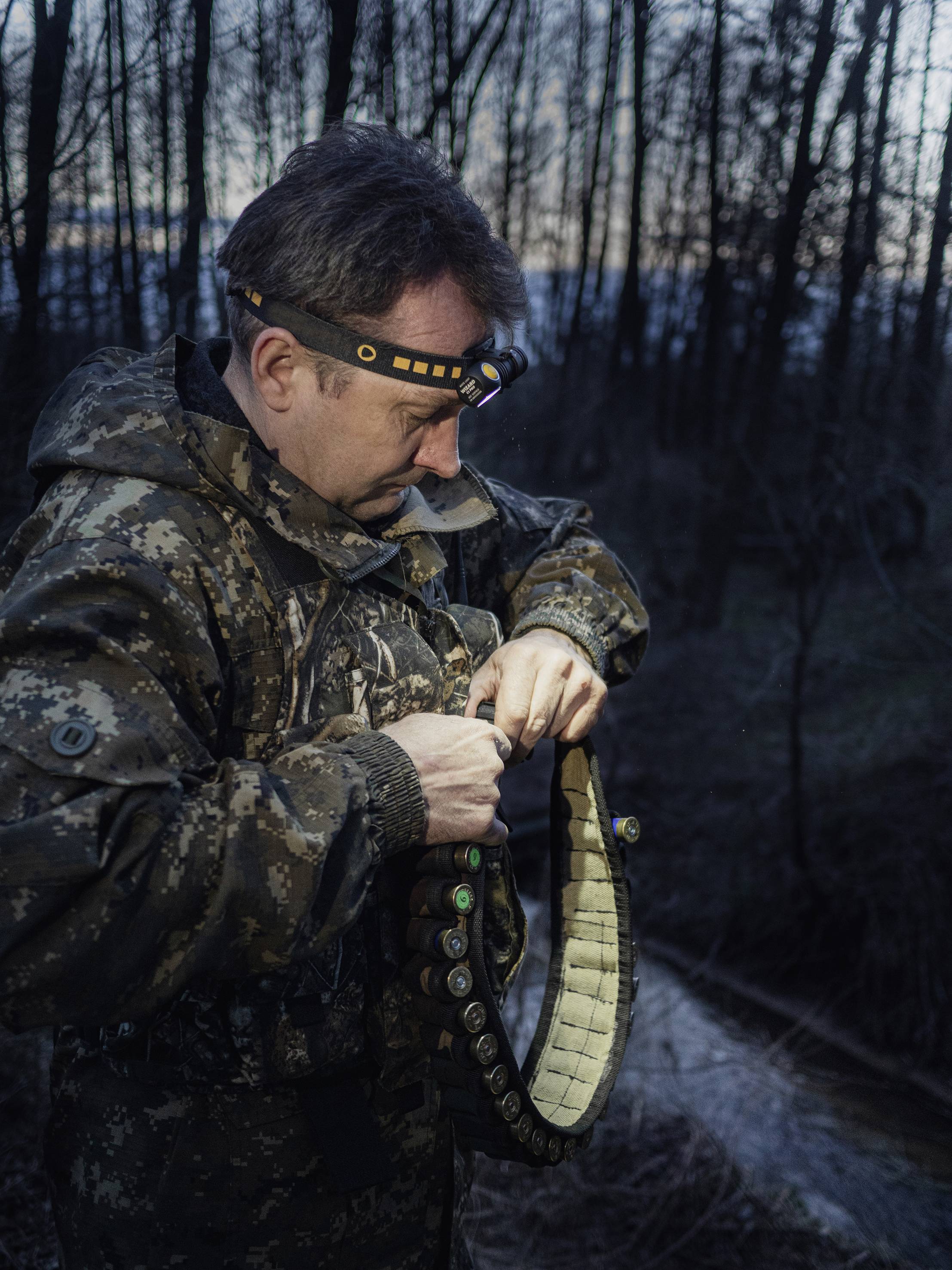 ArmyTek Wizard C1 Pro Magnet Warm LED Lampe frontale avec support magnétique à batterie 1000 lm 1440 h 55 g