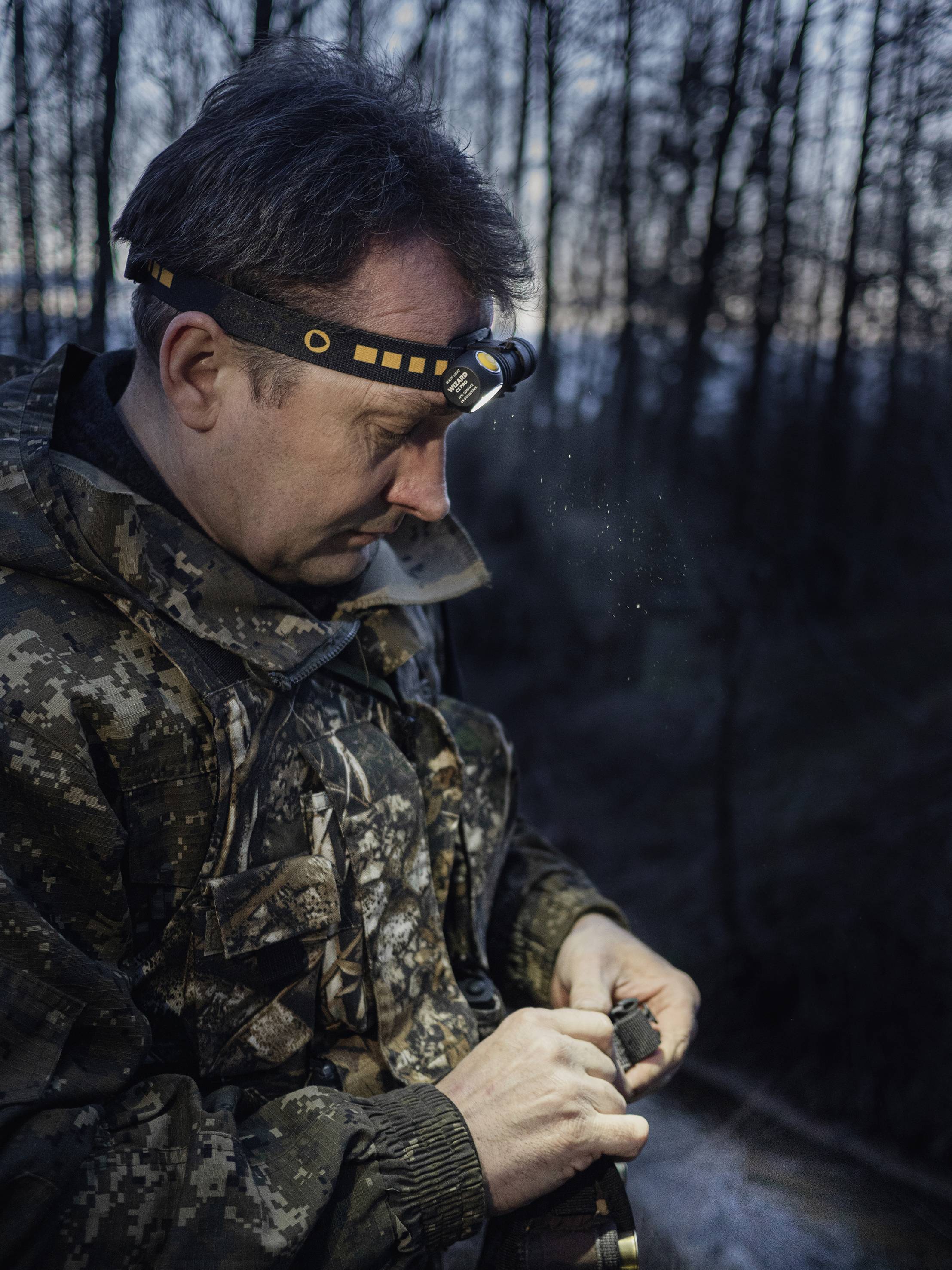 ArmyTek Wizard C1 Pro Magnet Warm LED Lampe frontale avec support magnétique à batterie 1000 lm 1440 h 55 g