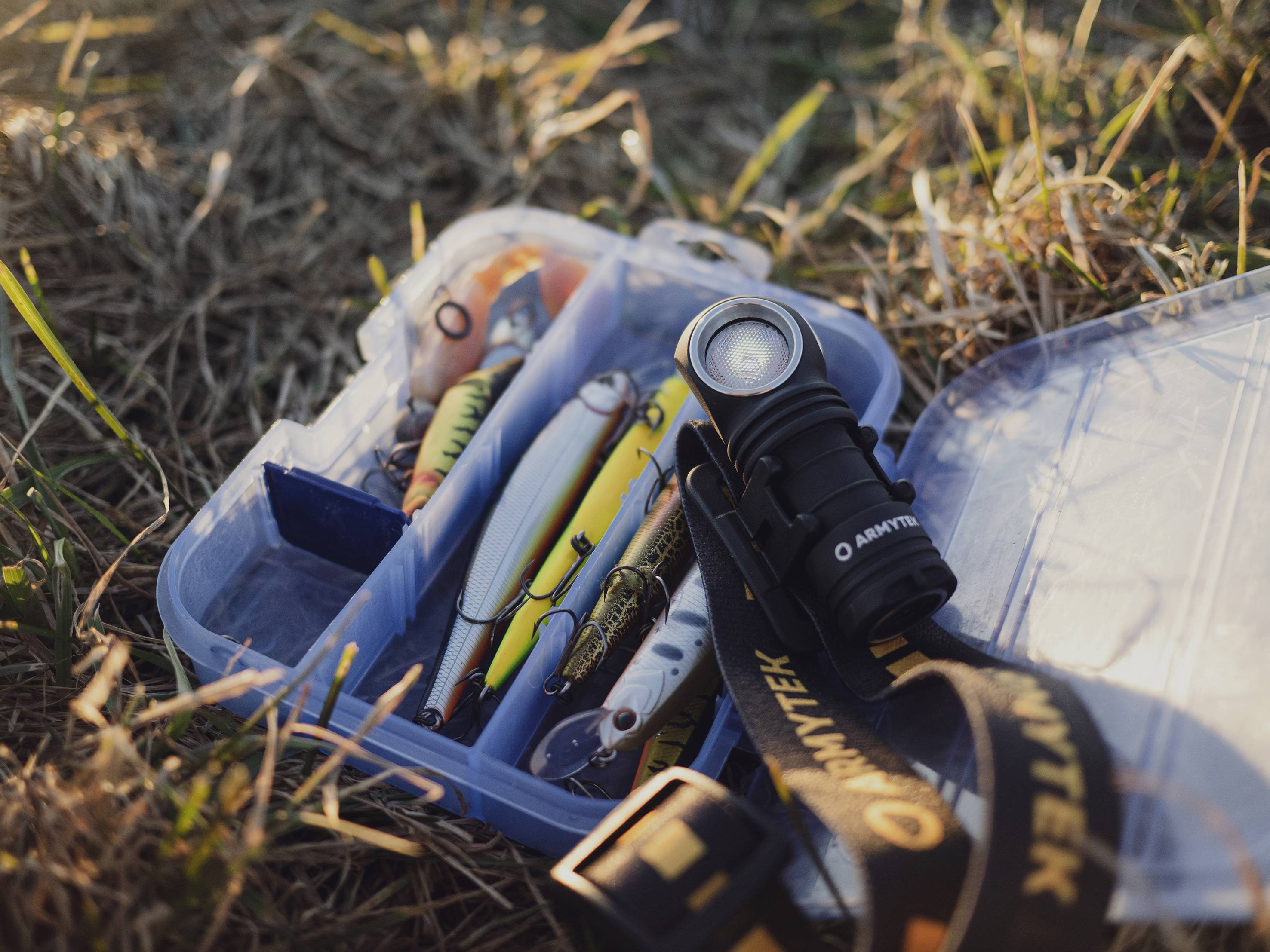 ArmyTek Wizard C1 Pro Magnet Warm LED Lampe frontale avec support magnétique à batterie 1000 lm 1440 h 55 g