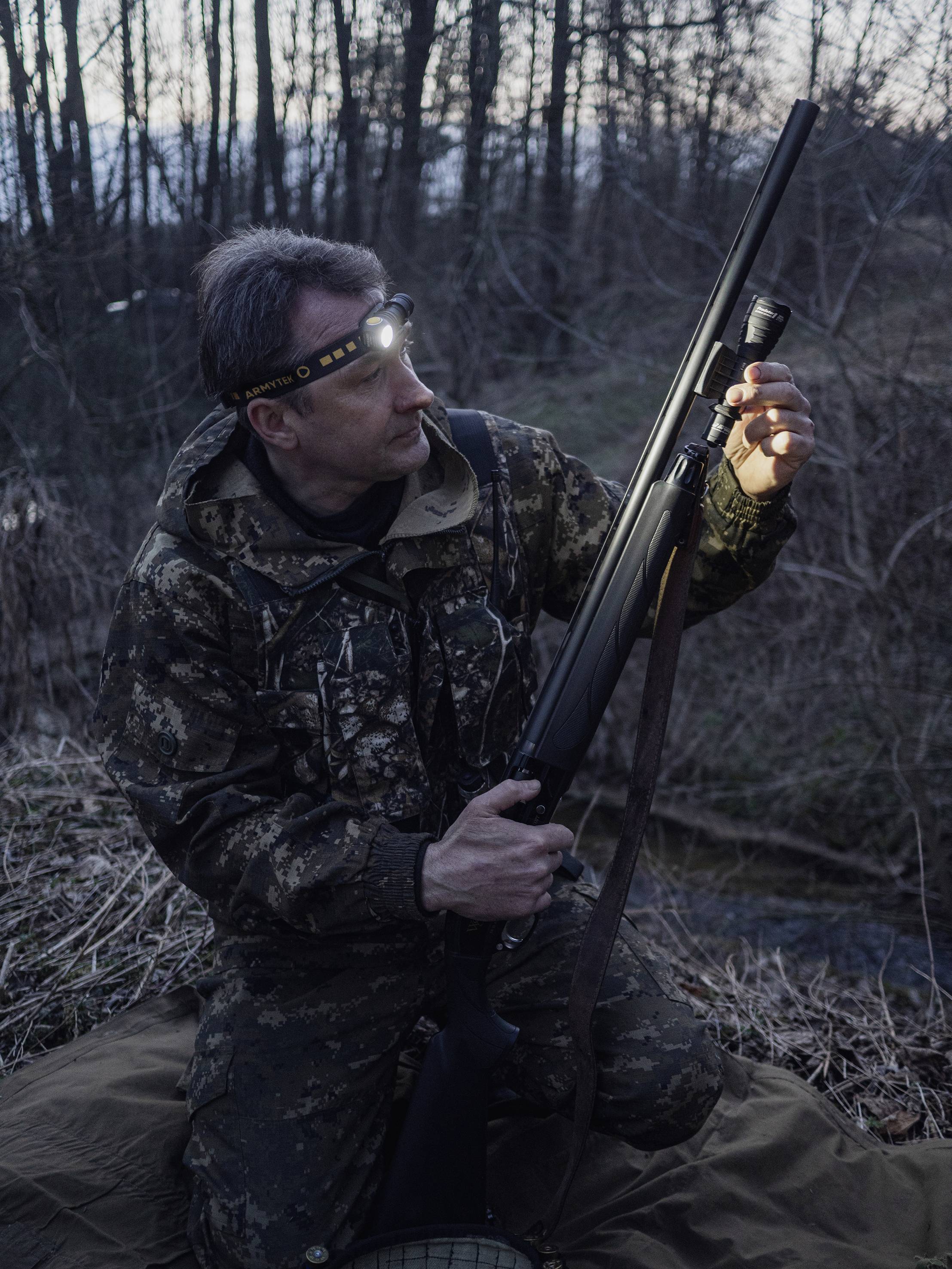 ArmyTek Wizard C1 Pro Magnet Warm LED Lampe frontale avec support magnétique à batterie 1000 lm 1440 h 55 g