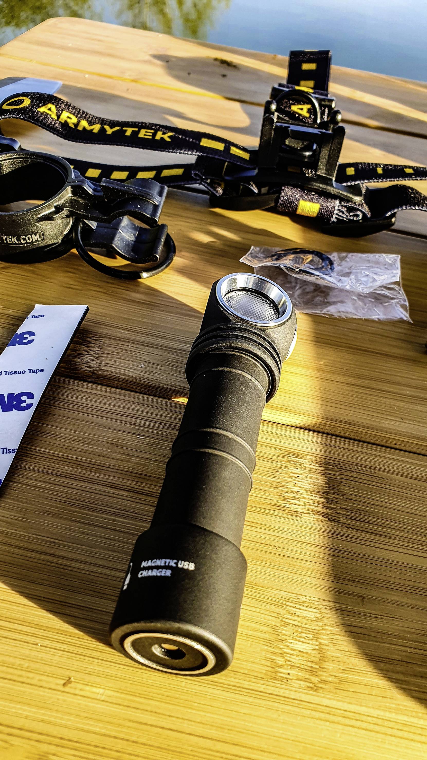 ArmyTek Wizard C2 Pro Magnet White LED Lampe portative avec support magnétique à batterie 2500 lm 4800 h 65 g