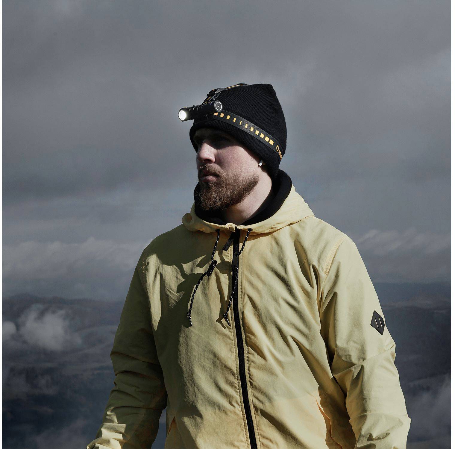 ArmyTek Wizard C2 Pro Magnet White LED Lampe portative avec support magnétique à batterie 2500 lm 4800 h 65 g