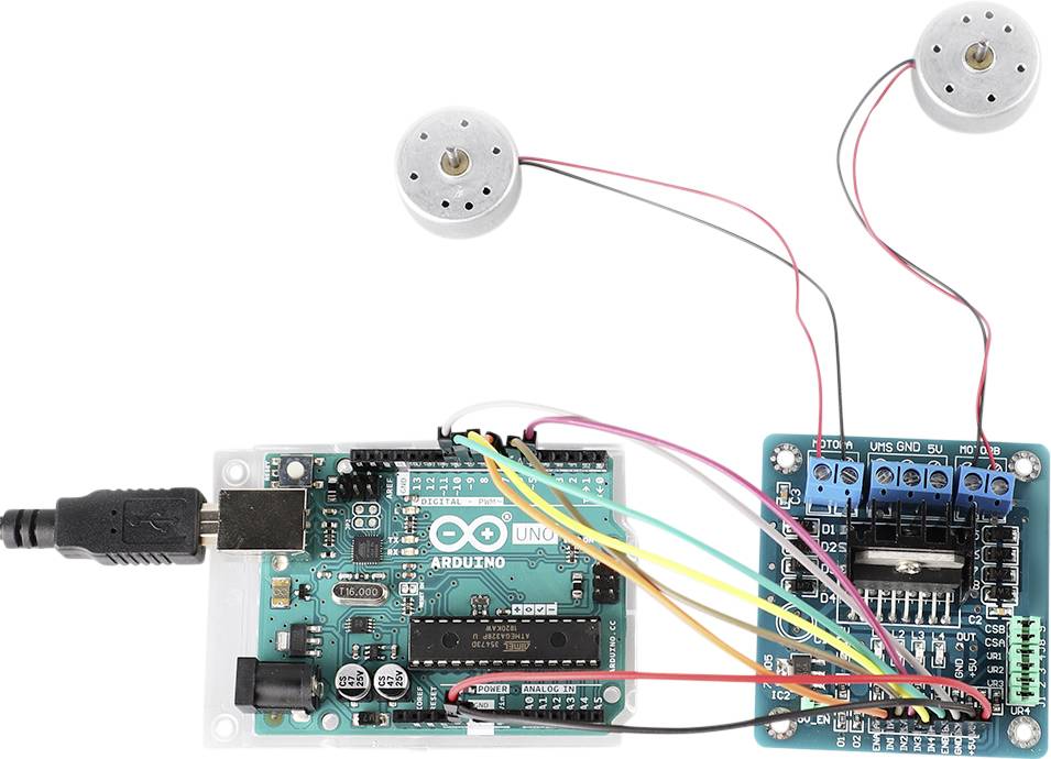 Carte Arduino avec module de contrôle de moteur connecté et deux petits moteurs. Des câbles colorés relient les composants.
