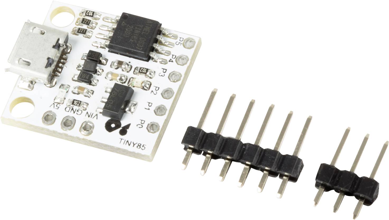 Une petite carte électronique avec un port USB et plusieurs broches, à côté d'un connecteur à barrette de broches à souder.