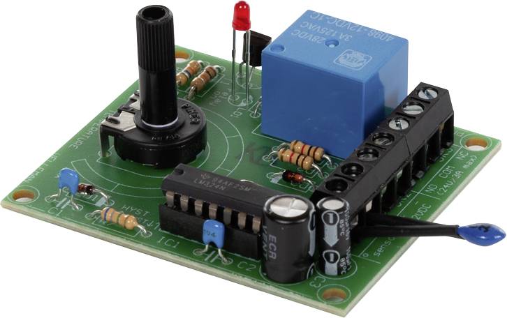 Circuit électronique avec des résistances, des condensateurs, un relais bleu, un transistor et une LED sur un circuit imprimé vert.