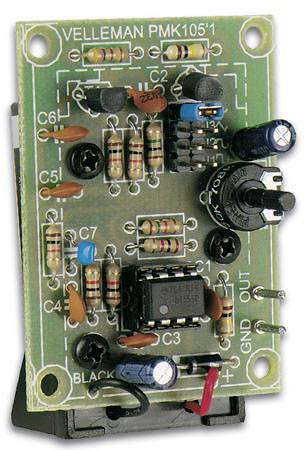 Carte de circuit imprimé avec des composants électroniques, tels que des résistances et des condensateurs. Au-dessus, on peut voir l'inscription 'VELLEMAN PMK105'.