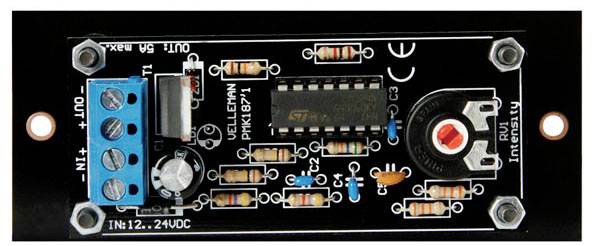 Un circuit électronique avec diverses résistances, un circuit intégré et un bloc de connexion bleu sur un circuit imprimé noir.