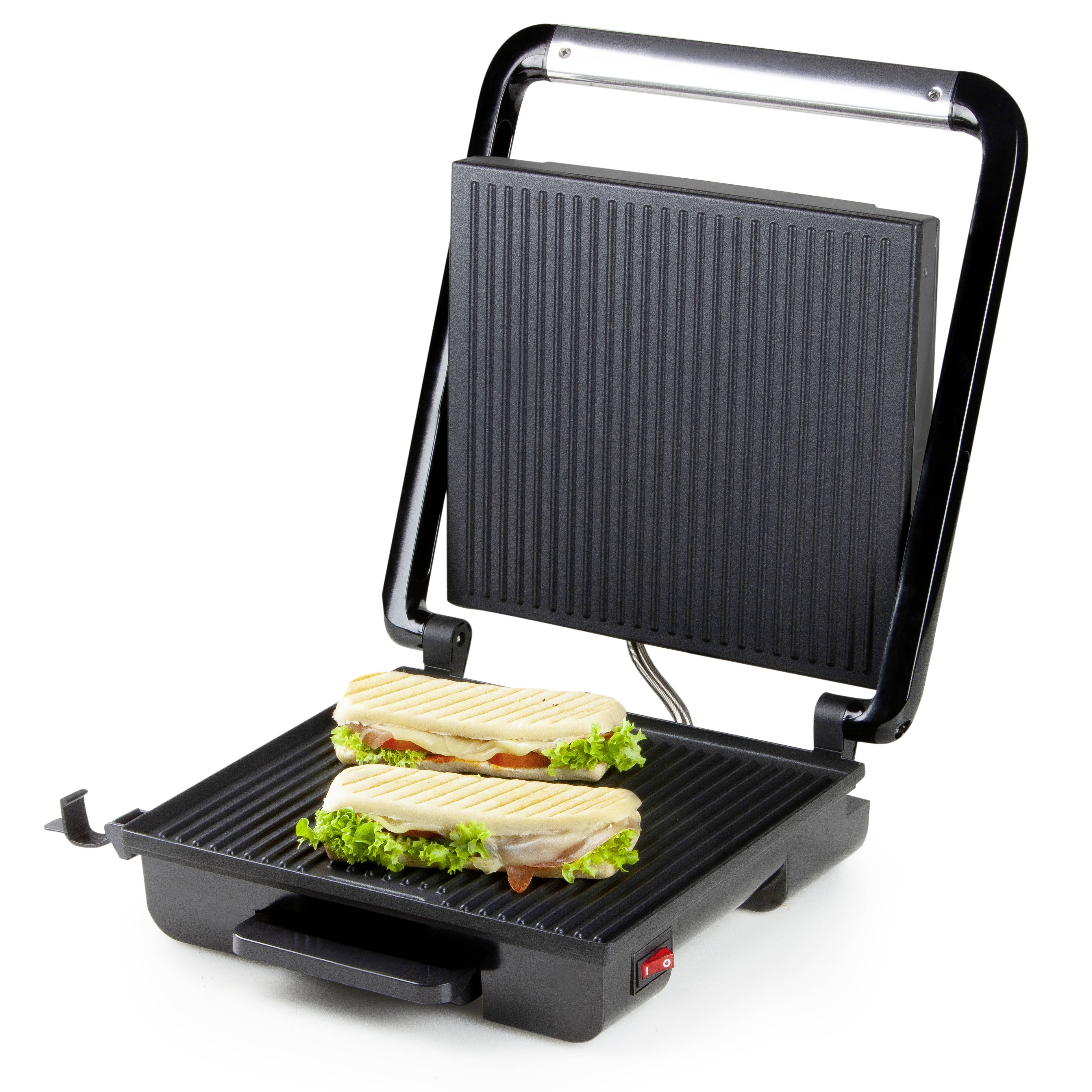 Deux sandwichs panini avec salade et poulet sont grillés sur un grill électrique.