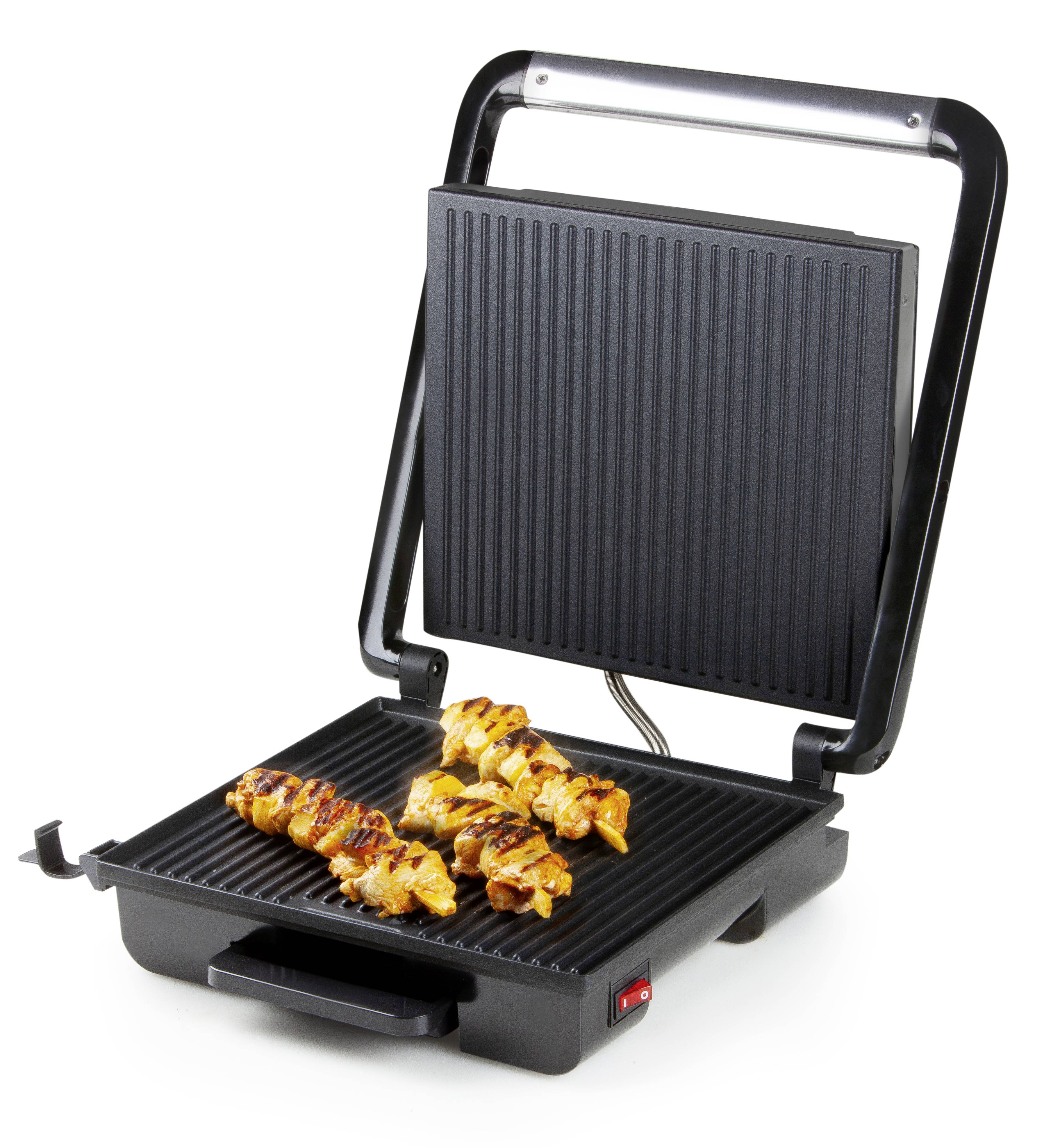 Grill électrique avec le couvercle ouvert, brochettes de poulet grillant sur la plaque de cuisson.