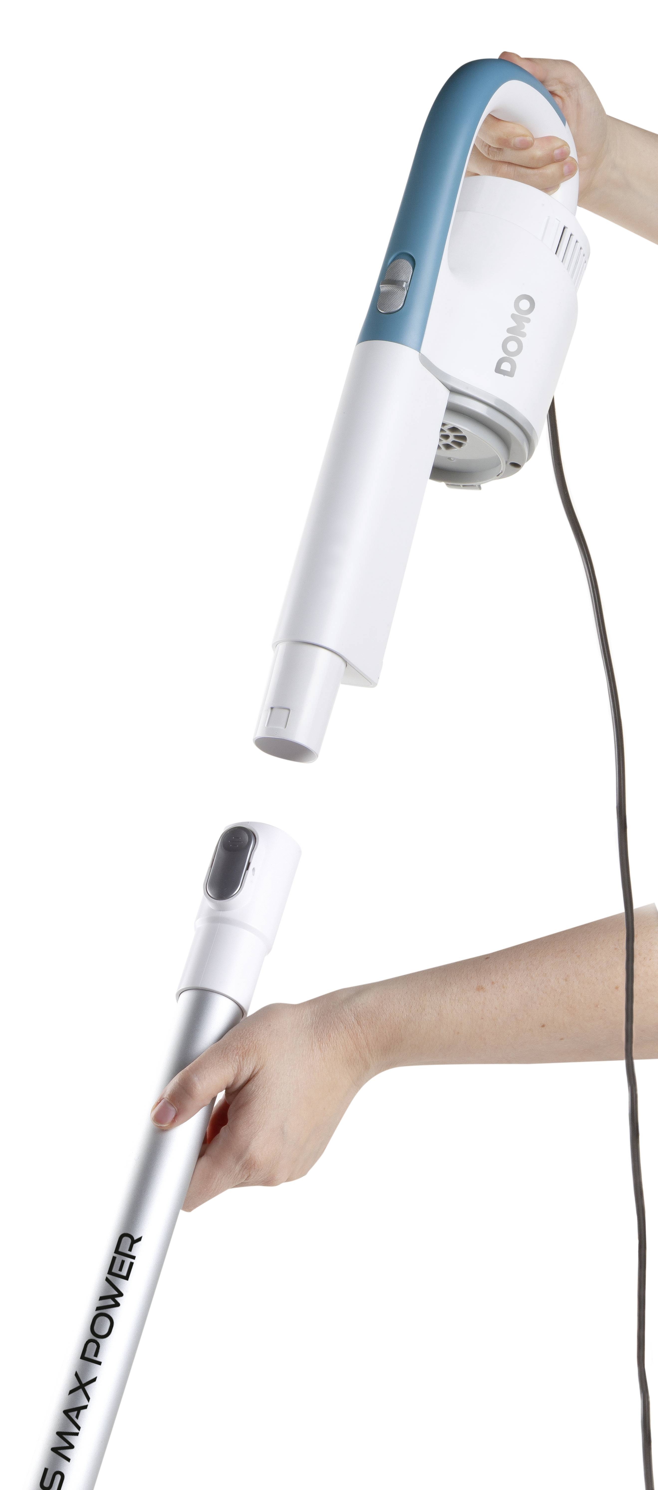 Un aspirateur est assemblé par deux mains, l'une tenant le corps principal, l'autre y insérant le tube d'aspiration.