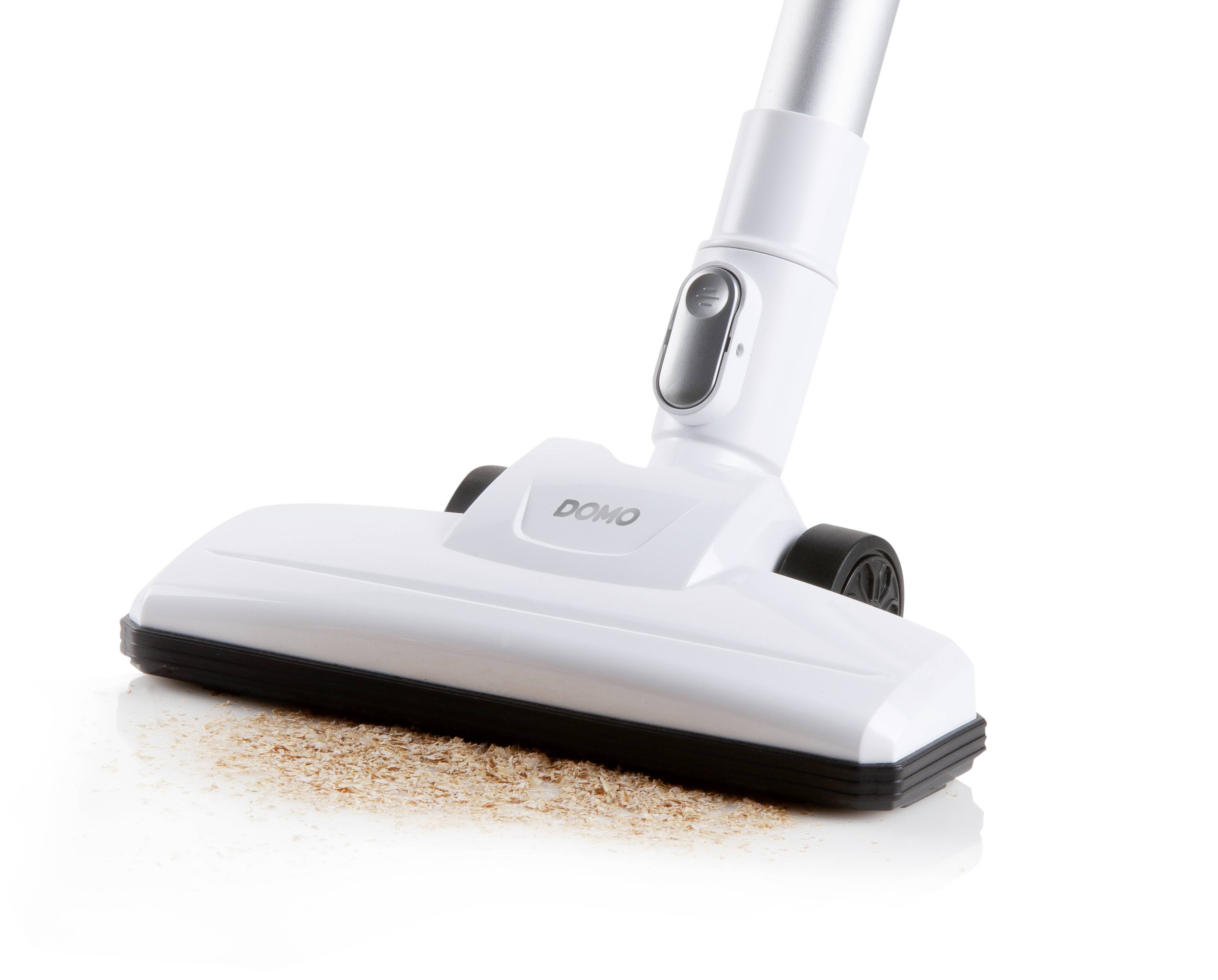 L'embout de l'aspirateur aspire la saleté du sol blanc.