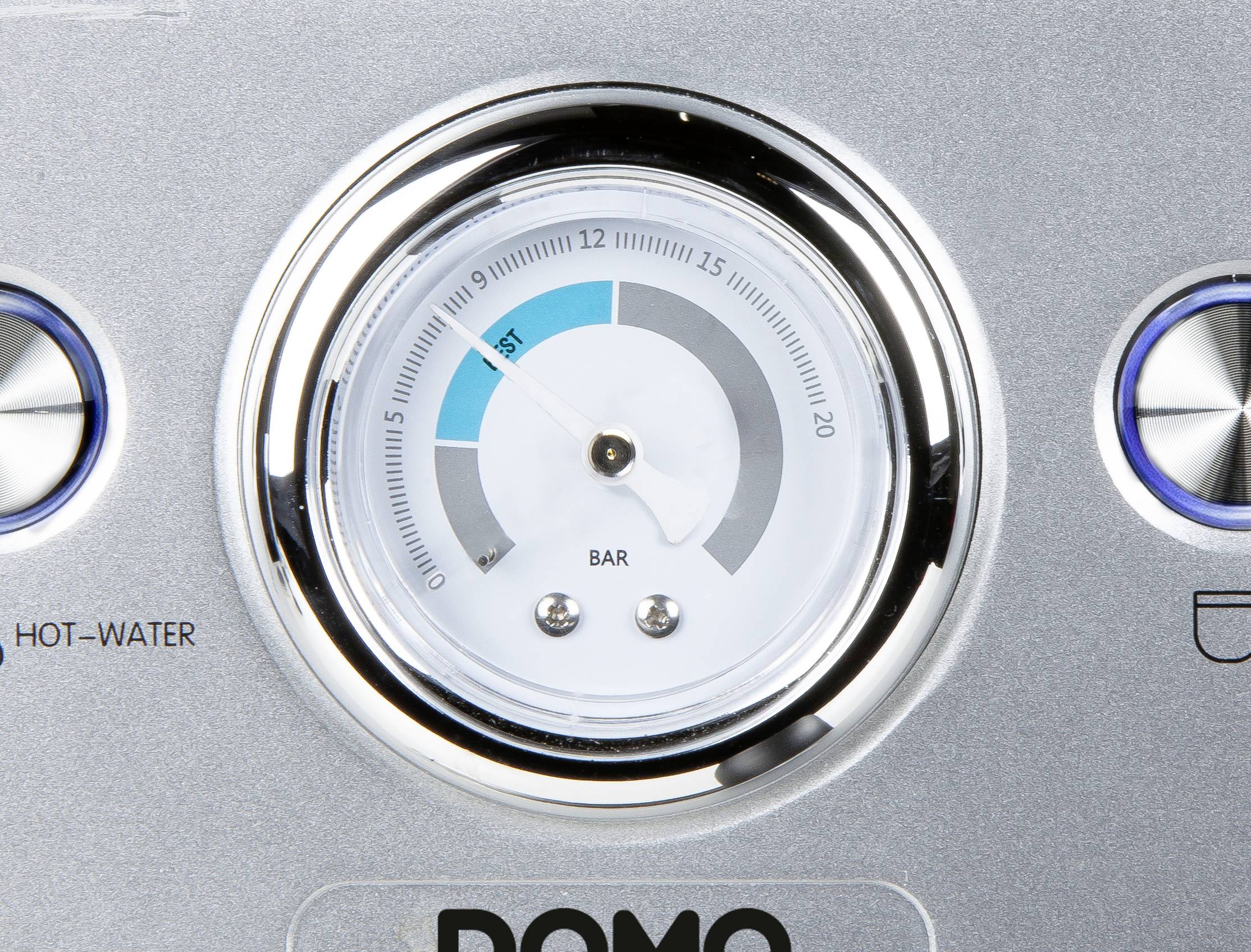 Un manomètre affiche la pression en unités de bar, avec des zones marquées en couleur ; 'HOT-WATER' et 'DOMO' sont reconnaissables.