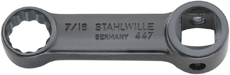 Une clé à double anneau en métal portant l'inscription '7/16 STAHLWILLE GERMANY 447', utilisée pour serrer ou desserrer des vis.