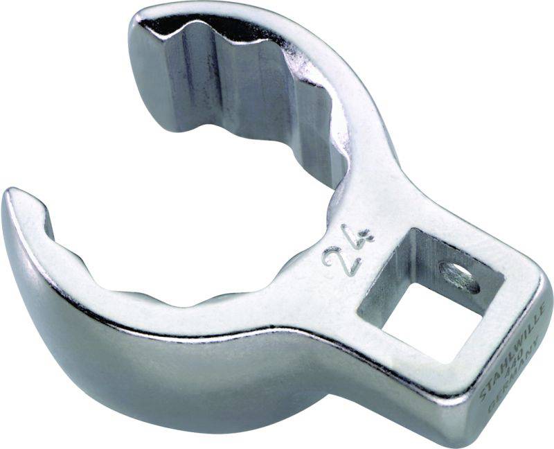 Une clé à fourche en argent avec des bords dentelés et la gravure '24', adaptée pour desserrer des vis et des écrous.