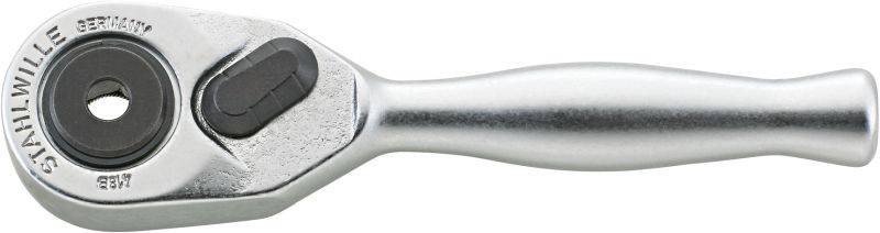 Une clé à cliquet en argent avec une poignée ergonomique. Inscription 'Stahlwille Germany'. Adaptée pour une utilisation en atelier.