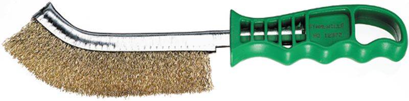 Brosse métallique avec poignée en plastique vert, tête incurvée avec soies en laiton, adaptée au nettoyage des grilles ou des surfaces métalliques.