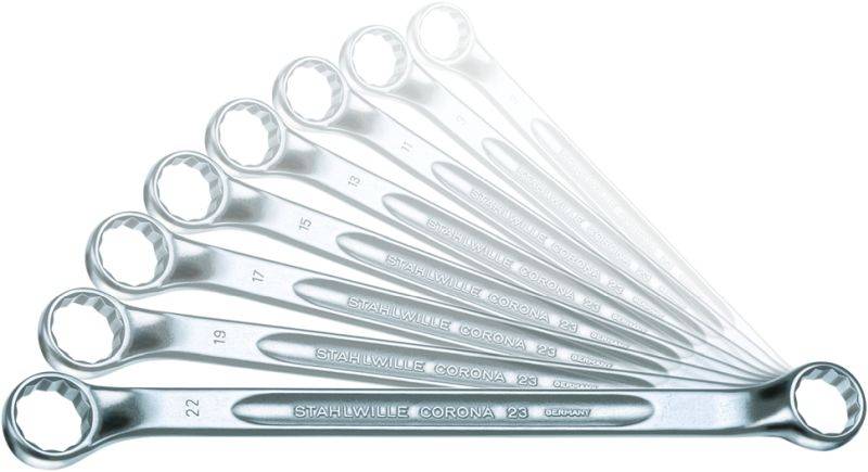 Un ensemble de neuf clés à anneau en argent de différentes tailles, allant de 10 à 22 mm, disposées en éventail.