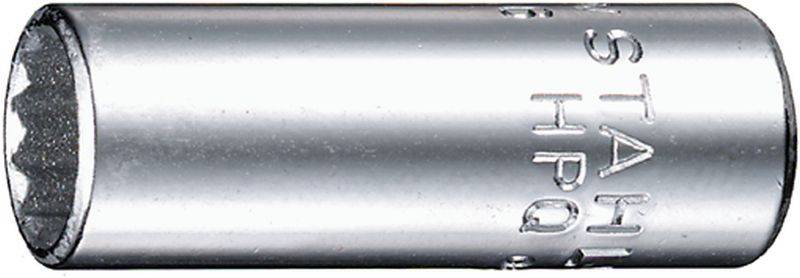 Un embout de clé à cliquet en argent avec des chiffres et des lettres gravés. Outil pour travaux de vissage.