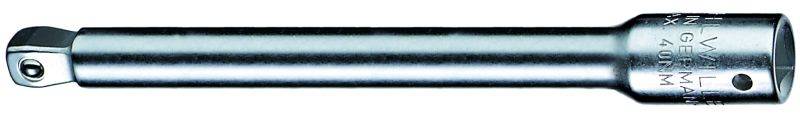 Un prolongateur argenté pour clés à cliquet, de forme cylindrique, permet d'atteindre des vis difficiles d'accès.