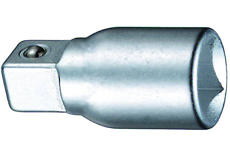 Un adaptateur en argent qui sert de connexion entre un cliquet et un écrou à douille.