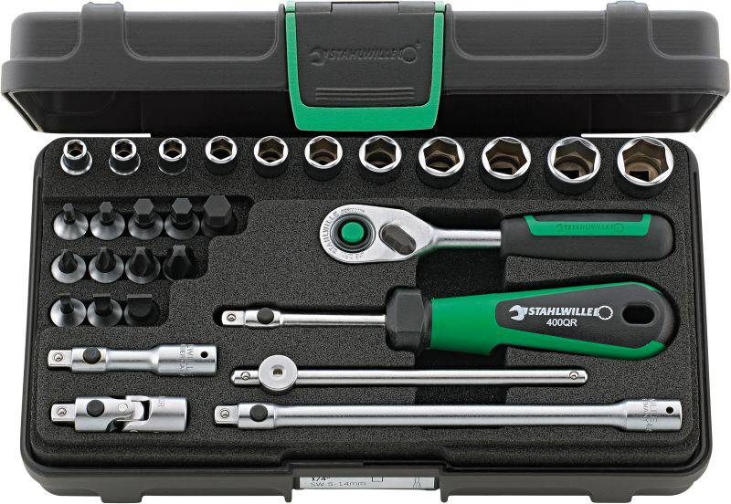 Une boîte à outils contient différents embouts de clés à douille, une clé à cliquet et des rallonges, soigneusement rangés dans un boîtier en plastique.