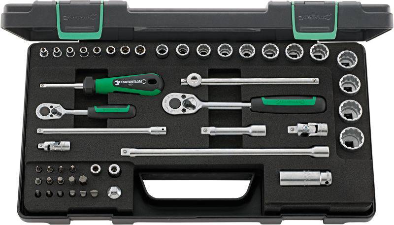 Coffret de clés à cliquet avec divers outils : cliquet, rallonges, embouts et douilles, dans un étui noir.