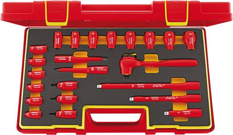 Boîte à outils rouge contenant différentes clés à douille isolées et des clés à cliquet. Convient aux travaux sur des installations électriques.
