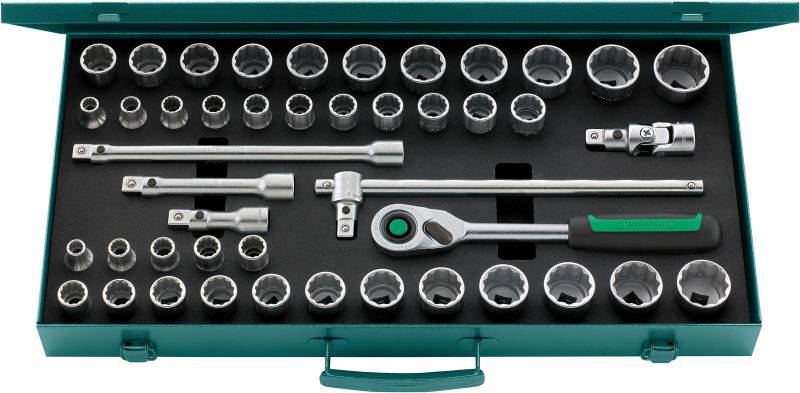 Une boîte à outils verte contenant différentes clés à douille et une clé à cliquet, organisées dans des mousse de rangement.
