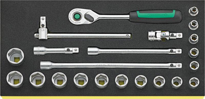 Ein Satz Steckschlüsselwerkzeug aus Metall, bestehend aus einer Ratsche, Verlängerungen und Stecknüssen, ordentlich in einem Etui angeordnet.