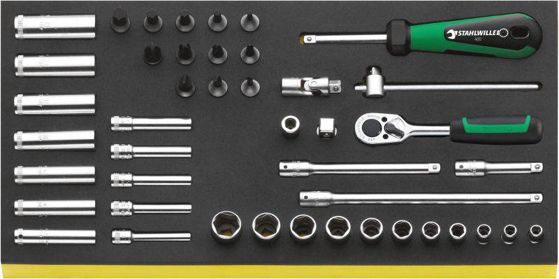 Mechaniker-Werkzeugsatz mit Ratschen, Verlängerungen und verschiedenen Steckschlüsselgrößen, ordentlich in einem Koffer angeordnet.
