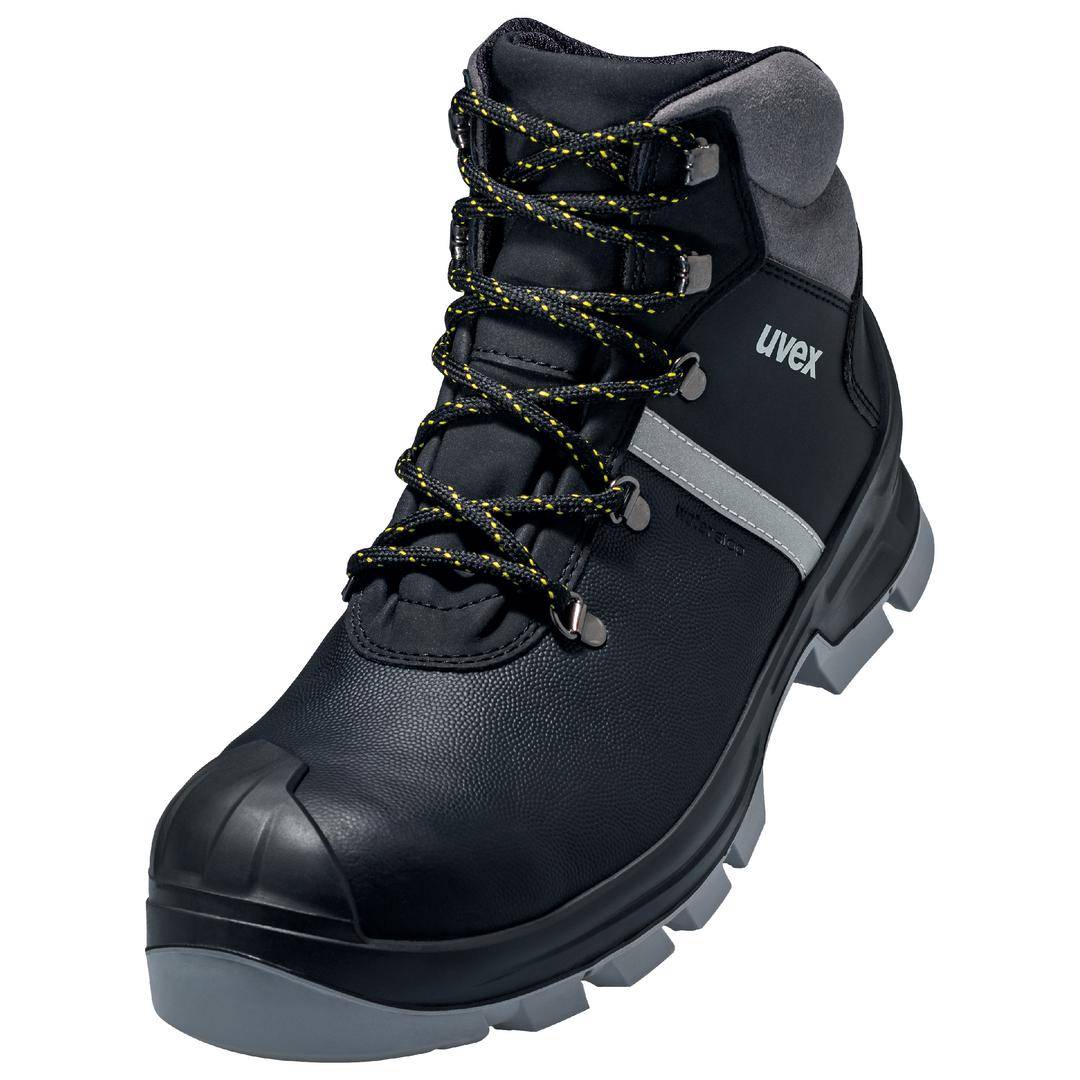 Une chaussure de sécurité noire, robuste, avec semelle grise et lacets jaunes. Nom de marque 'uvex' sur le côté.