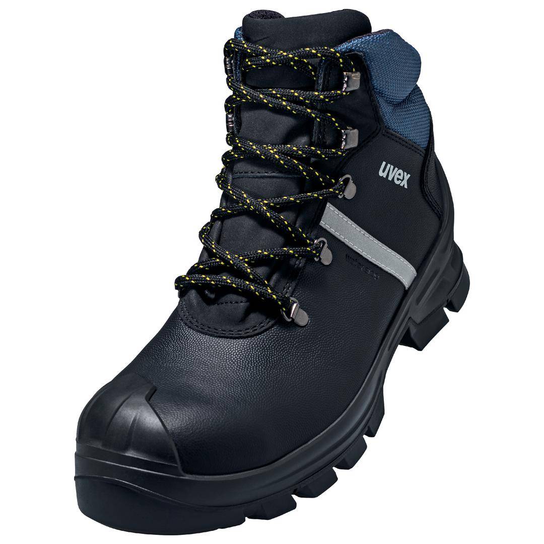 Bottes de sécurité noires avec des détails bleus et une bande réfléchissante. Protection robuste pour les travaux en environnements dangereux.