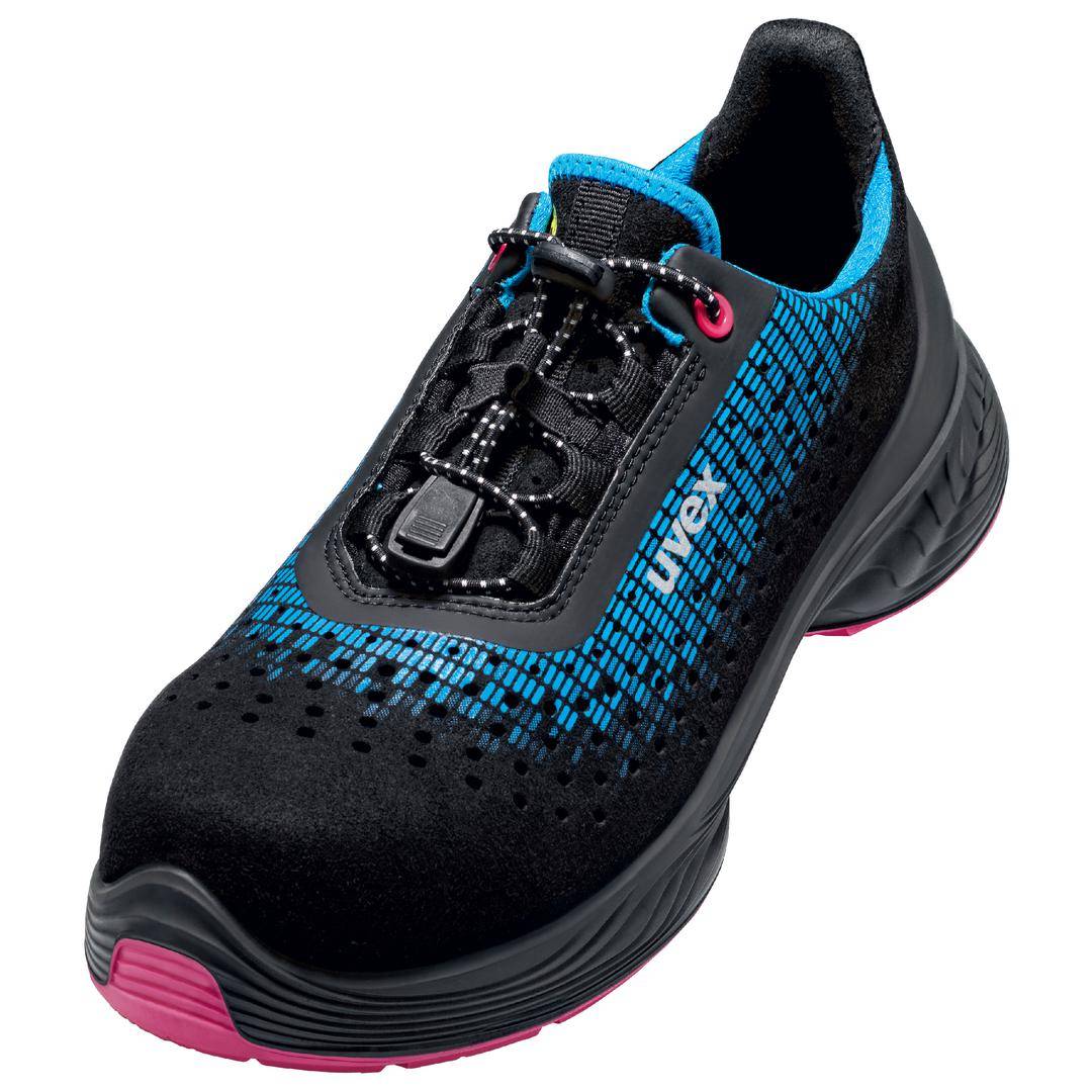 Une chaussure de sport noire avec des accents bleus et roses. La chaussure présente un design moderne et un système de laçage rapide.