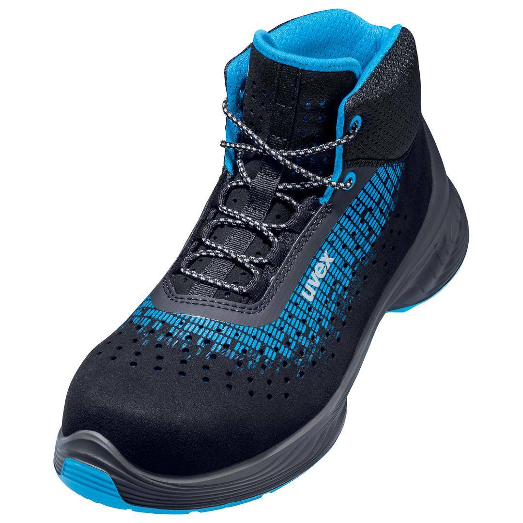 Chaussure de sécurité noire avec des touches bleues et des lacets, offrant protection et confort.