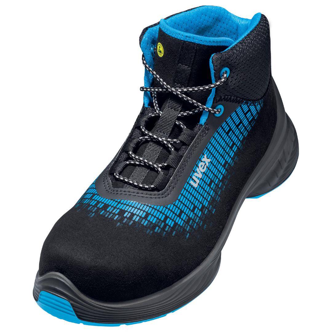 Une chaussure de sécurité noire avec des détails bleus et des lacets. La chaussure dispose d'une semelle robuste et offre un support pour la cheville.
