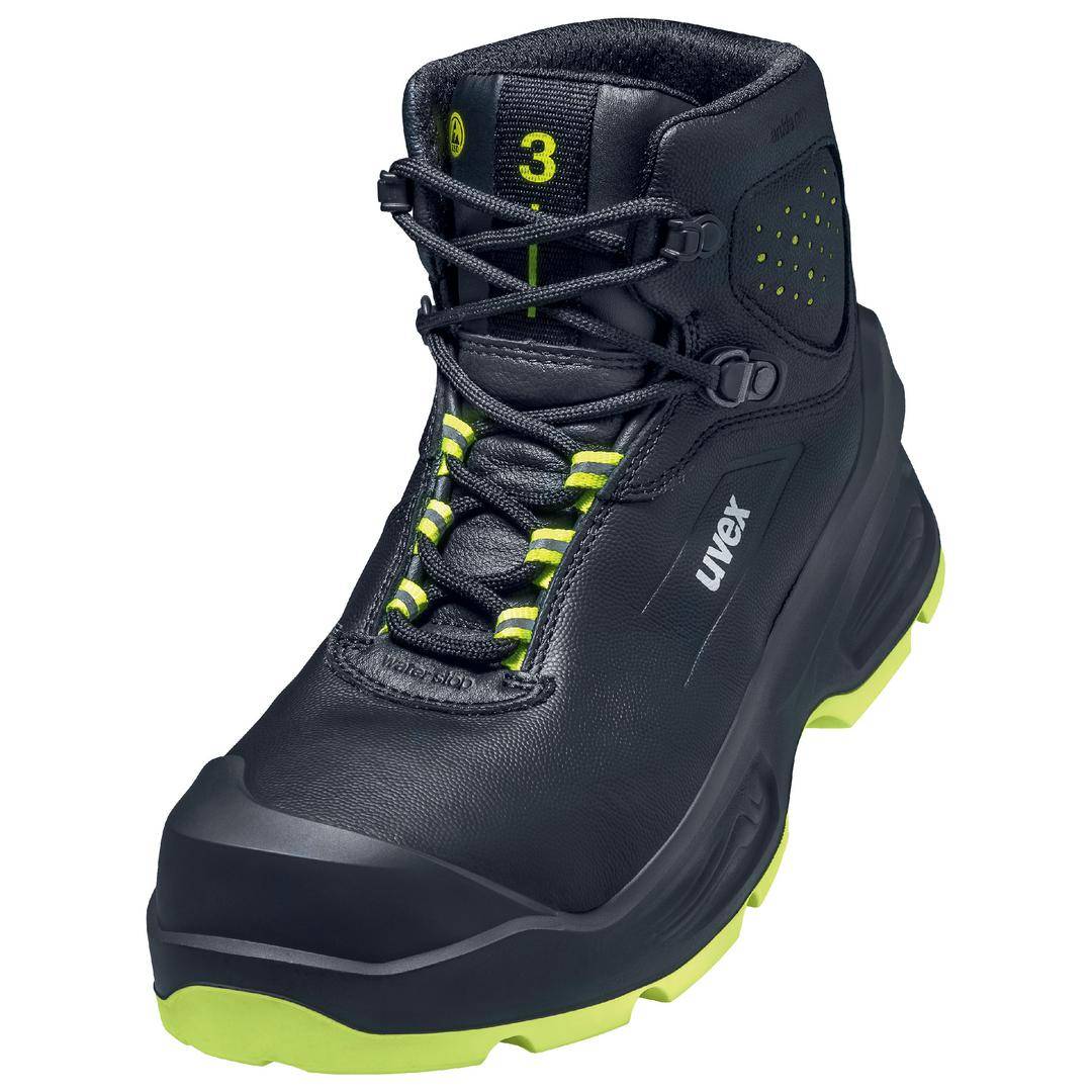 Chaussure de sécurité noire avec des touches jaunes, protection haute de la cheville et semelle marquante. Adaptée pour une utilisation industrielle.