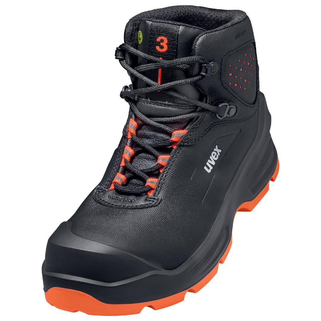 Chaussure de sécurité noire avec des touches orange, protection haute de la cheville, semelle antidérapante, adaptée aux travaux dans des environnements industriels.