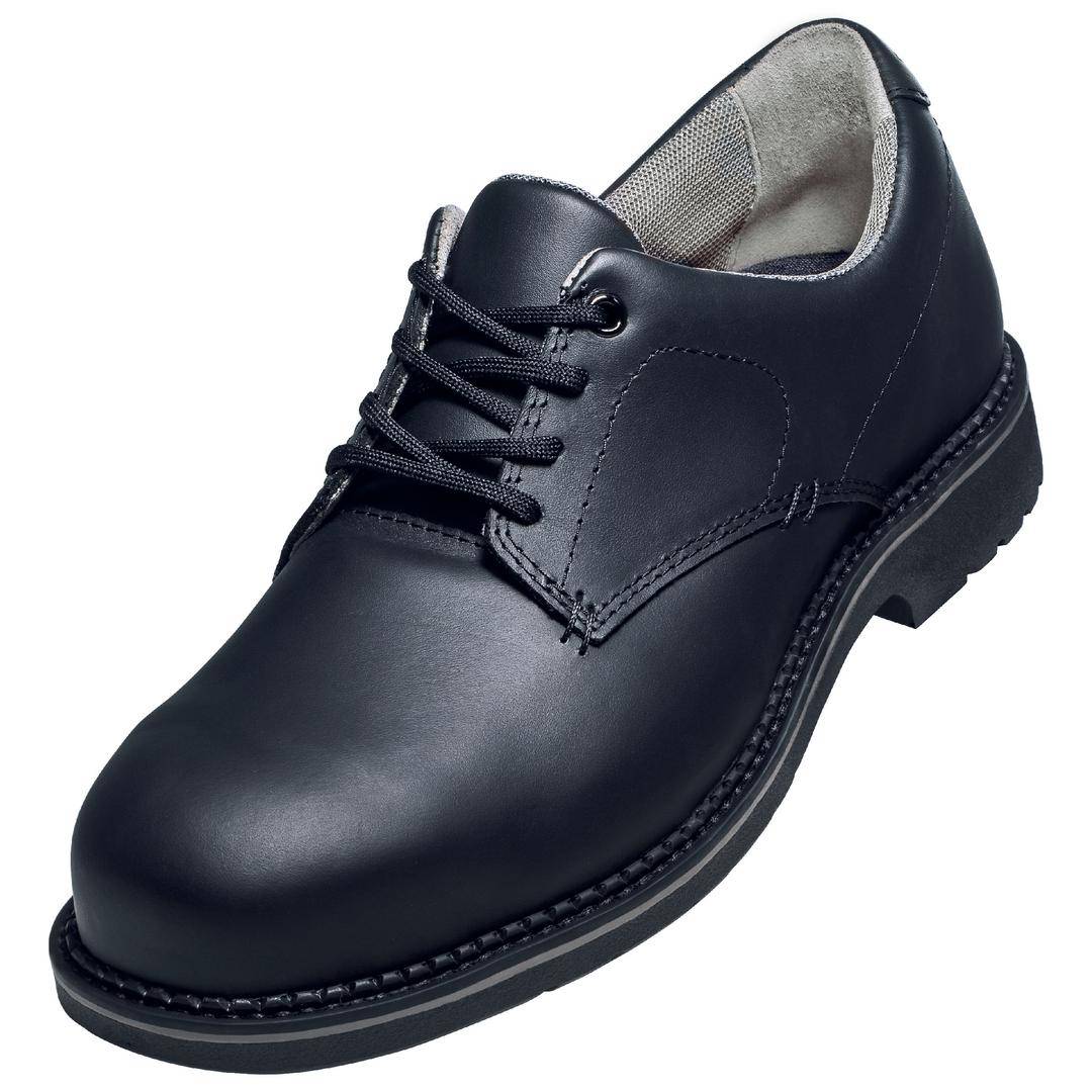Une chaussure noire en cuir à lacets, au design robuste et à semelle profilée, adaptée aux occasions formelles ou comme chaussure de travail.