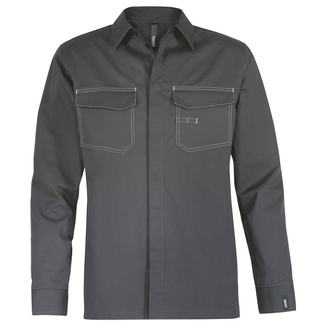 Chemise grise à manches longues avec deux poches sur la poitrine.